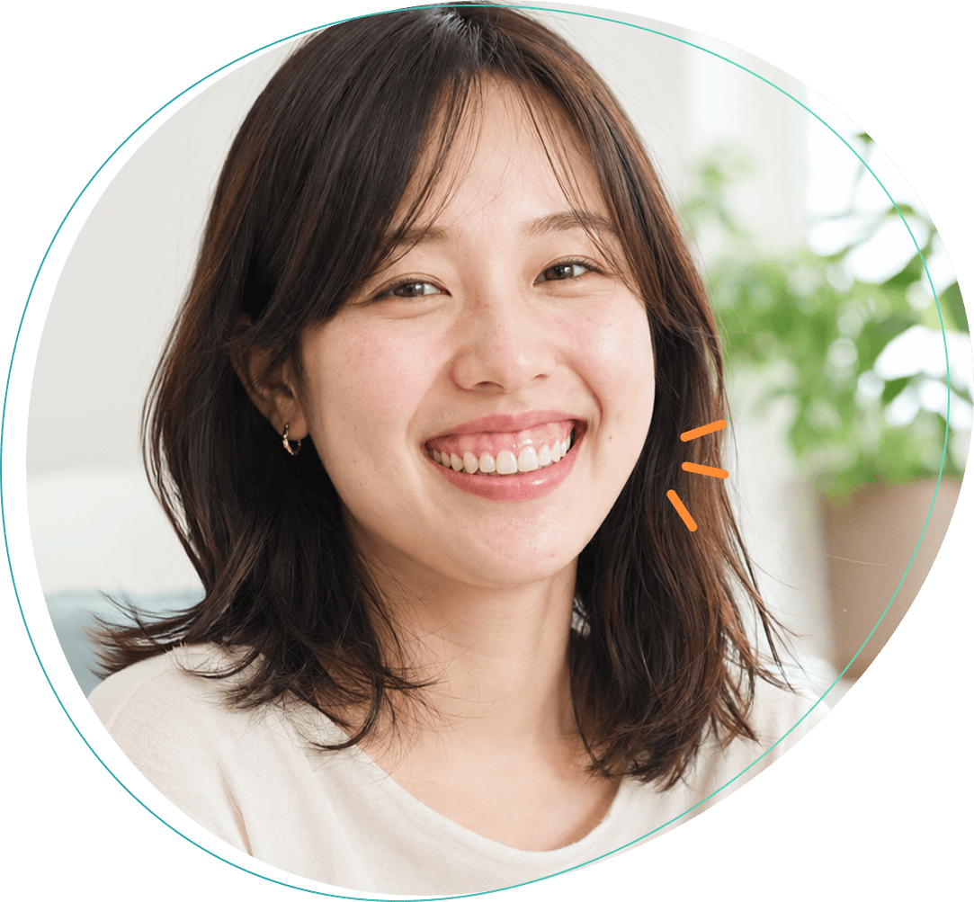 歯ぐきが見える笑顔の女性